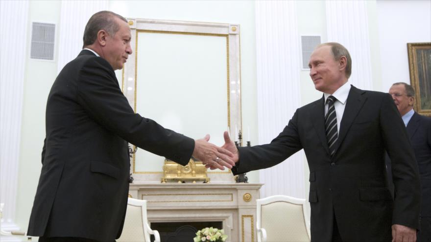 El presidente de Turquía, Recep Tayyip Erdogan (izquierda), y su par ruso, Vladimir Putin (derecha), se estrechan la mano durante un encuentro en Moscú.