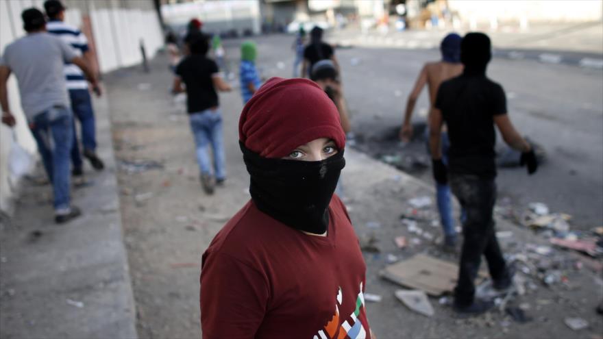 Un adolescente palestino durante enfrentamientos con fuerzas israelíes en el campamento de Shuafat en Al-Quds (Jerusalén). 4 de octubre de 2015.
