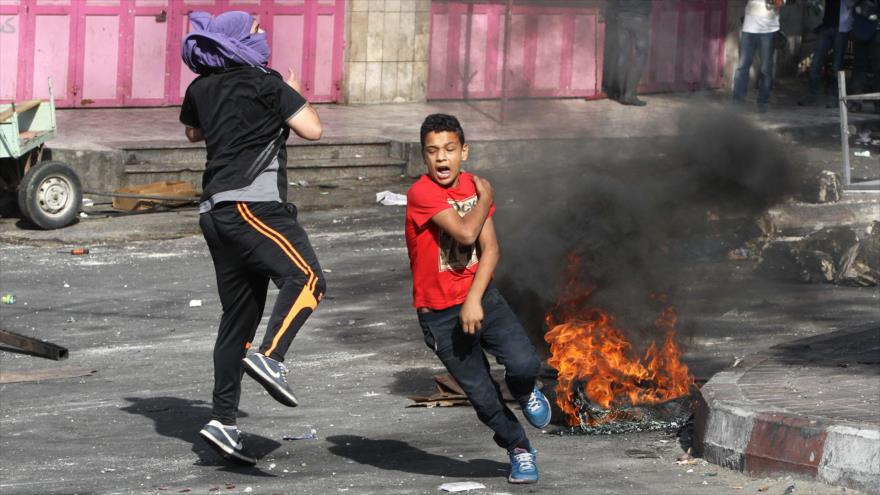 Enfrentamientos entre palestinos y fuerzas israelíes en la ciudad cisjordana de Al-Jalil (Hebrón).