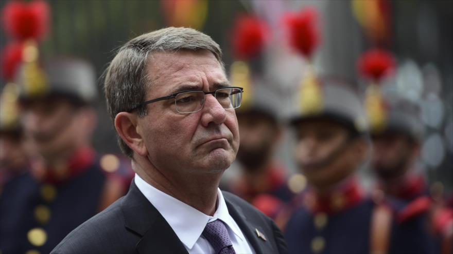El secretario de Defensa de los Estados Unidos, Ashton Carter, pasa revista a las tropas españolas durante su visita a España, 5 de octubre del 2015.