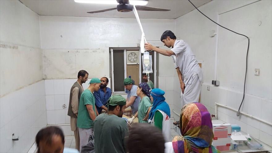 Personal médico de Médicos Sin Fronteras (MSF) trata a un civil herido tras el ataque aéreo perpetrado por EE.UU. en la ciudad afgana de Kunduz (norte), 3 de octubre de 2015.