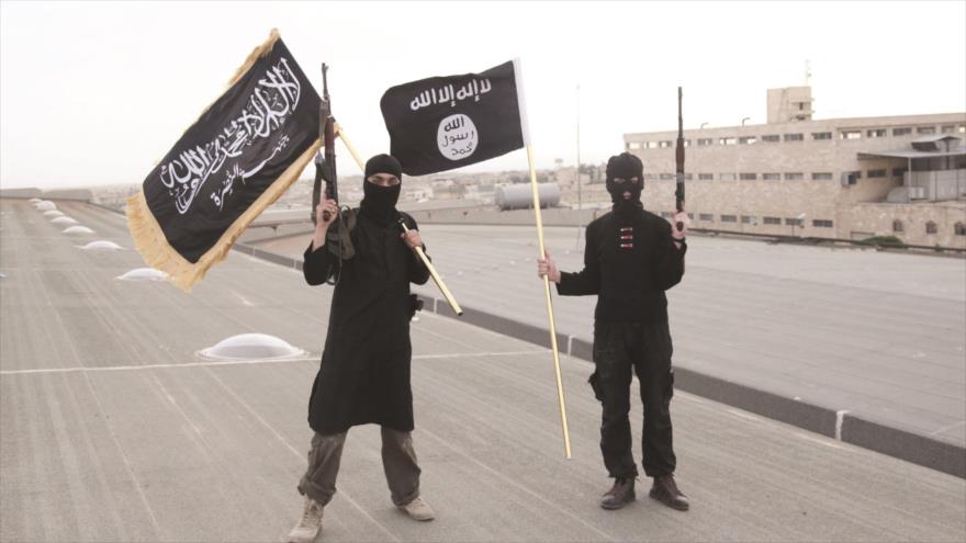 Elementos terroristas del Frente Al-Nusra (izda.) y el grupo takfirí EIIL (Daesh, en árabe) en el territorio sirio.