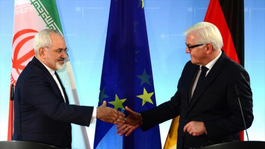 El ministro alemán de Asuntos Exteriores, Frank-Walter Steinmeier (dcha) da ls bienvenida a su homólogo iraní, Mohamad Yavad Zarif, en Berlín, capital germana. 15 de enero de 2015