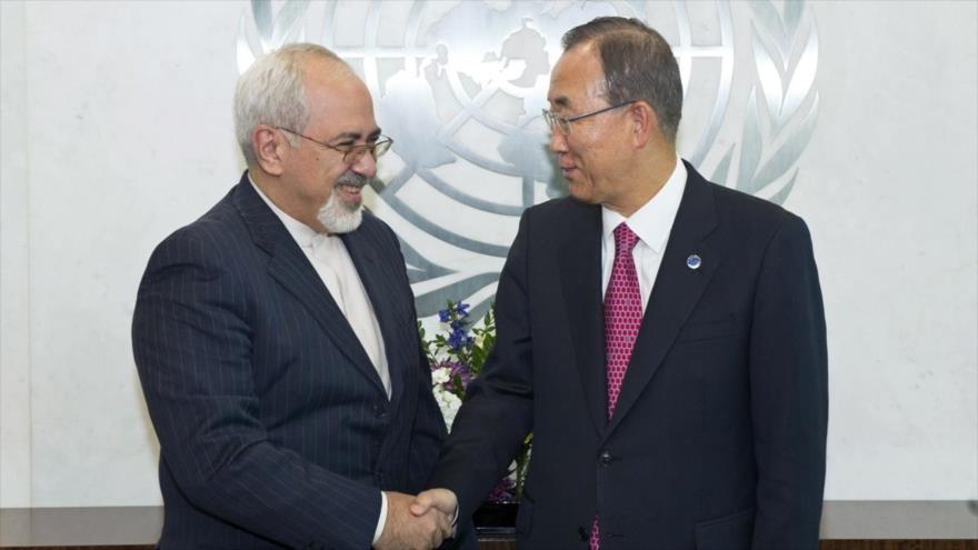 El canciller iraní, Mohamad Yavad Zarif (izqda), y el secretario general de la Organización de las Naciones Unidas (ONU), Ban Ki-moon.