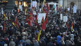PEGIDA protesta contra políticas migratorias de Angela Merkel 