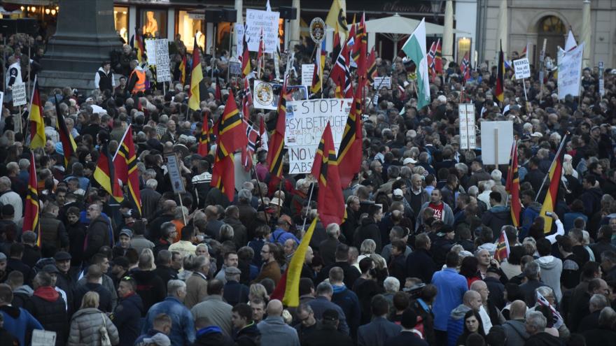 Partidarios de PEGIDA toman las calles de Dresden para protestar contra las políticas migratorias de Angela Merkel. 5 de octubre de 2015