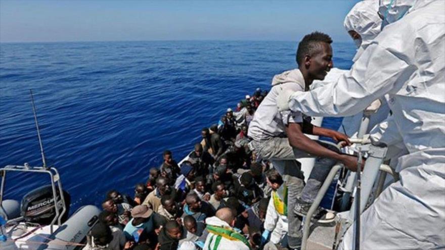 1830 migrantes a bordo de barcas y botes fueron rescatados en el Mediterráneo, frente a las costas libias.