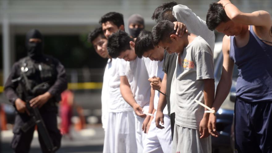 La Policía salvadoreña detiene a presuntos miembros de la pandilla (Barrio) 18, acusados de varios delitos. 19 de agosto de 2015