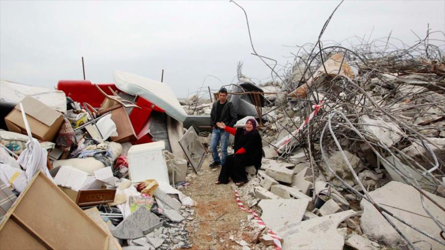 Una mujer palestina llora por su casa destruida por militares israelíes.
