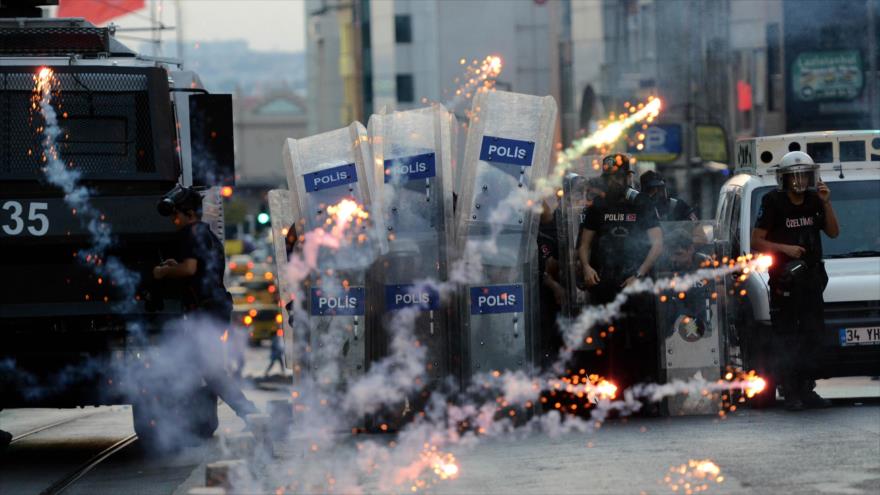 La policía antidisturbios turca utiliza balas de goma para dispersar a manifestantes en el distrito de Kadikoy, ubicado en la parte asiática de la ciudad de Estambul (noroeste).