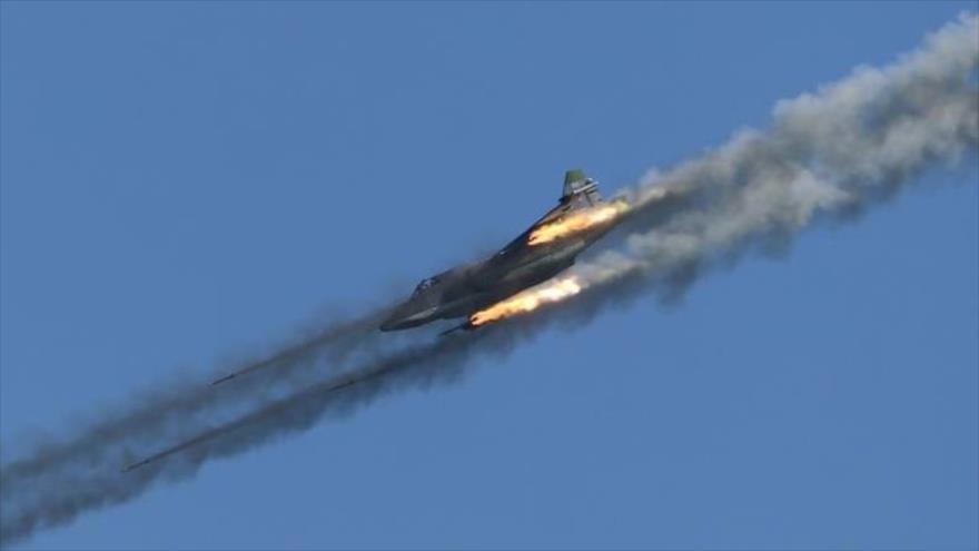 Un avión de combate ruso Sujoi ataca las posiciones del grupo terrorista EIIL (Daesh, en árabe) en Siria.