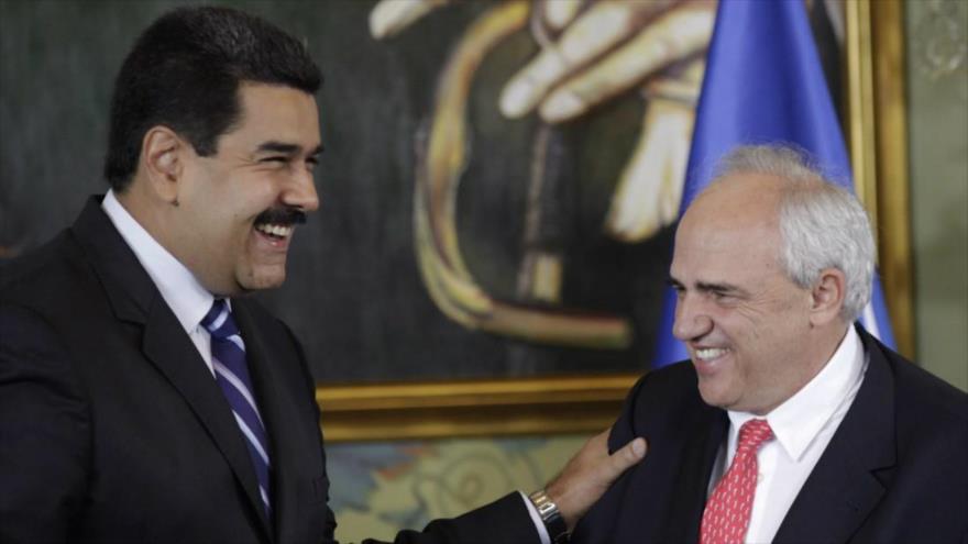 El presidente de Venezuela, Nicolás Maduro (izda.), y el secretario general de la Unión de Naciones Suramericanas (Unasur), Ernesto Samper.