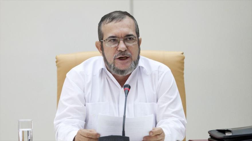 El líder de las Fuerzas Armadas Revolucionarias de Colombia (FARC), Rodrigo Londoño Echeverri (izda.), alias Timochenko.