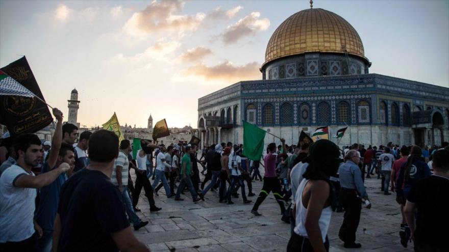 Los palestinos congrerados en el recinto sagrado de la Mezquita Al-Aqsa.
