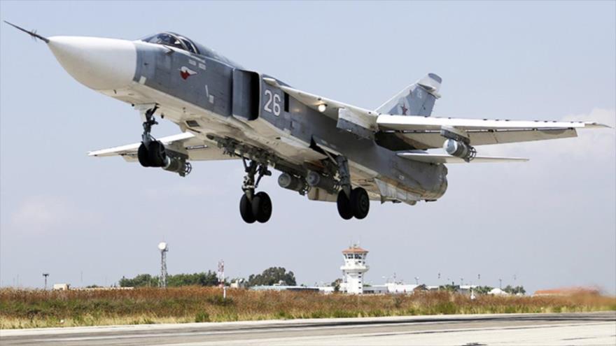 Un avión de guerra, SU-24M despega de una base aérea en Siria.