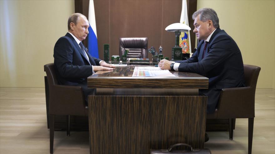 El presidente ruso, Vladimir Putin (izda.), se reúne con su ministro de Defensa, Serguei Shoigu, 7 de octubre de 2015.