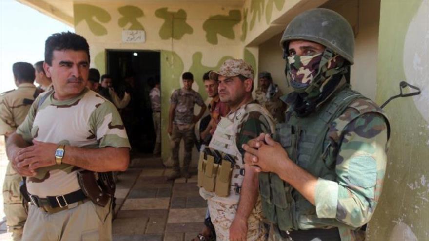 Los peshmerga vigilan su posición en la ciudad de Bashiqa, al noreste de Mosul, en Irak.