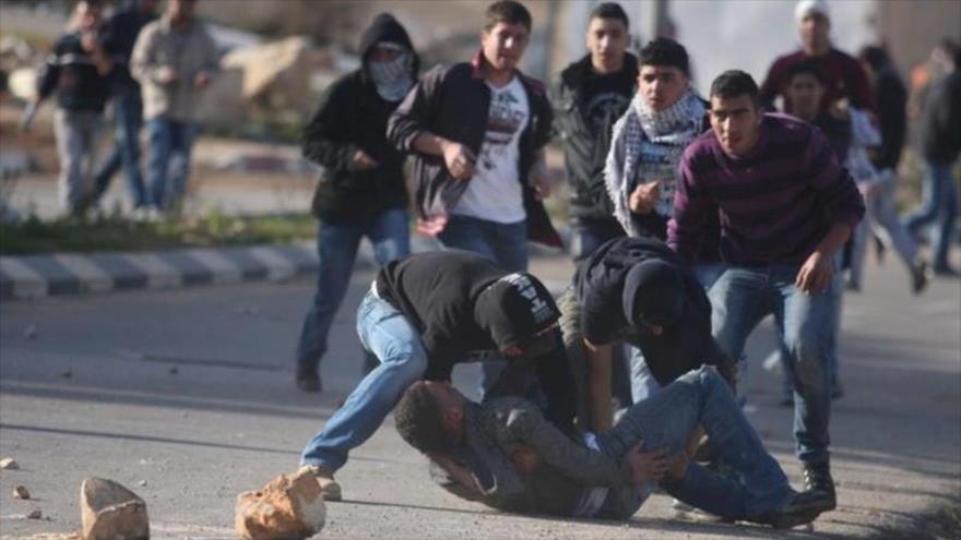 Un palestino resulta herido por disparos de las fuerzas de seguridad israelí en la ciudad de Al-Quds (Jerusalén).