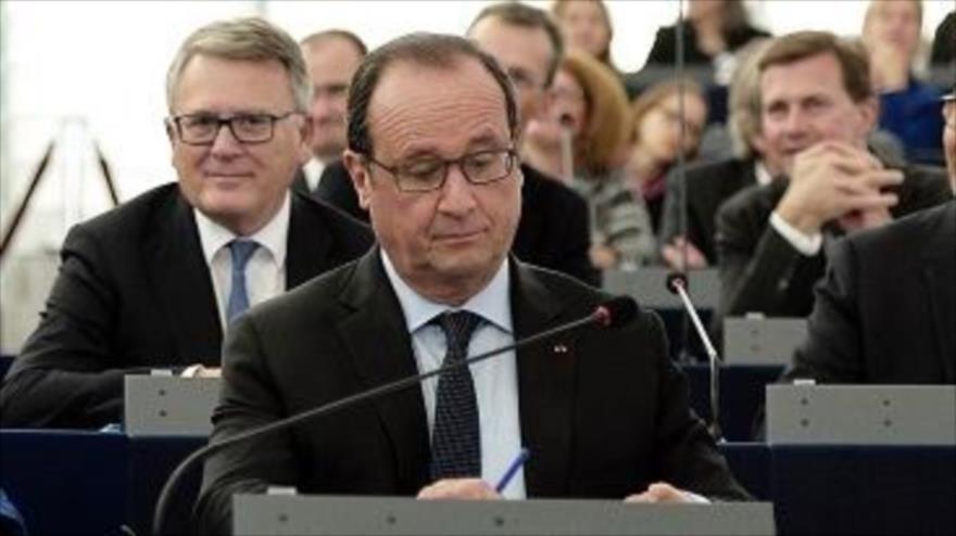El presidente de Francia, François Hollande, este miércoles ante el Parlamento Europeo (PE) en Estrasburgo, dando un discurso ante los eurodiputados,7 de octubre de 2015.
