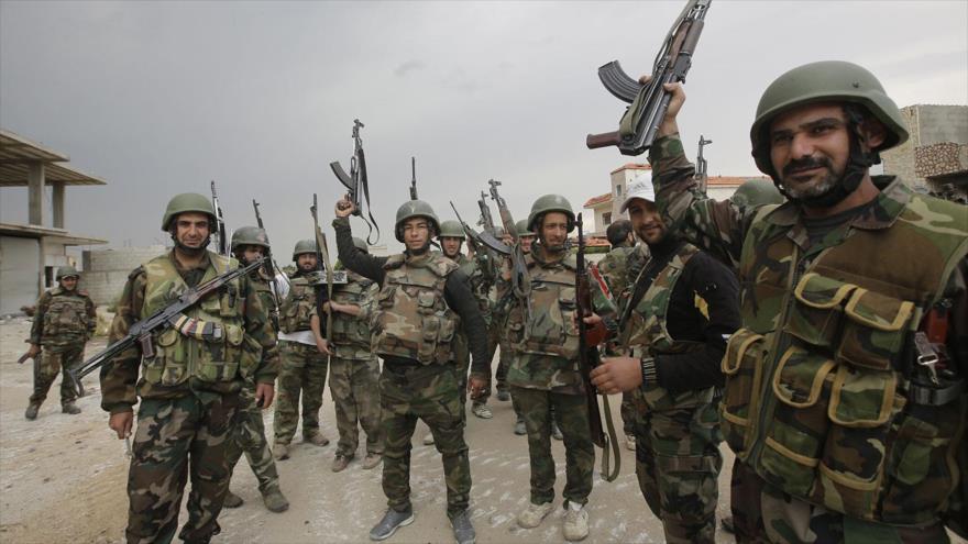 Soldados del Ejército sirio celebran su victoria tras una operación antiterrorista.