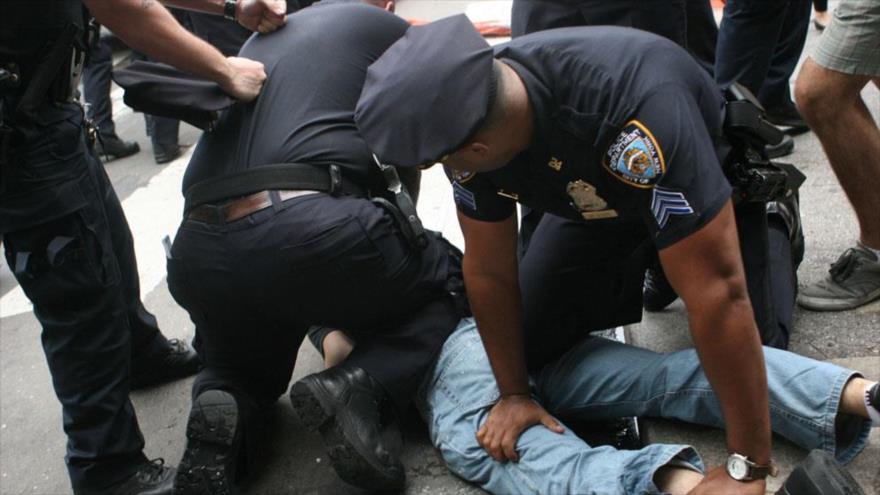 La Policía de Estados Unidos aplica el uso excesivo de la fuerza en sus detenciones.