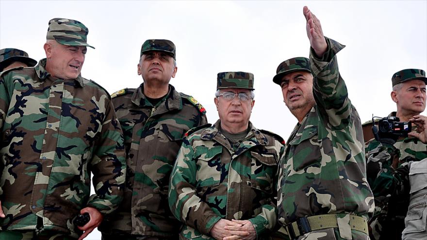 El jefe del Estado Mayor del Ejército sirio, el general Ali Abdolá Ayub (3° desde izda.)