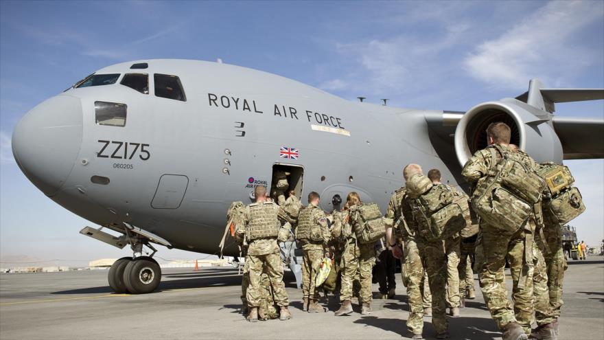 Soldados británicos abandonan el aeropuerto de Kandahar, en Afganistán.