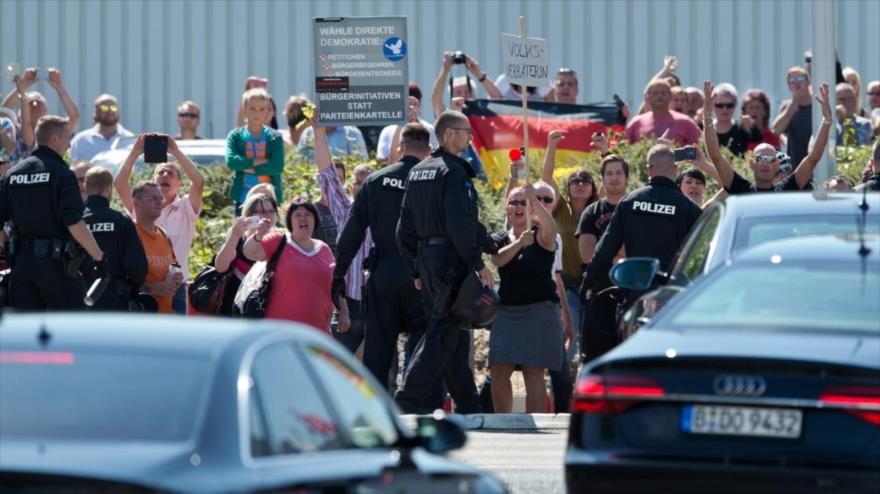 Unos 8000 alemanes protestan contra política de asilo de Merkel