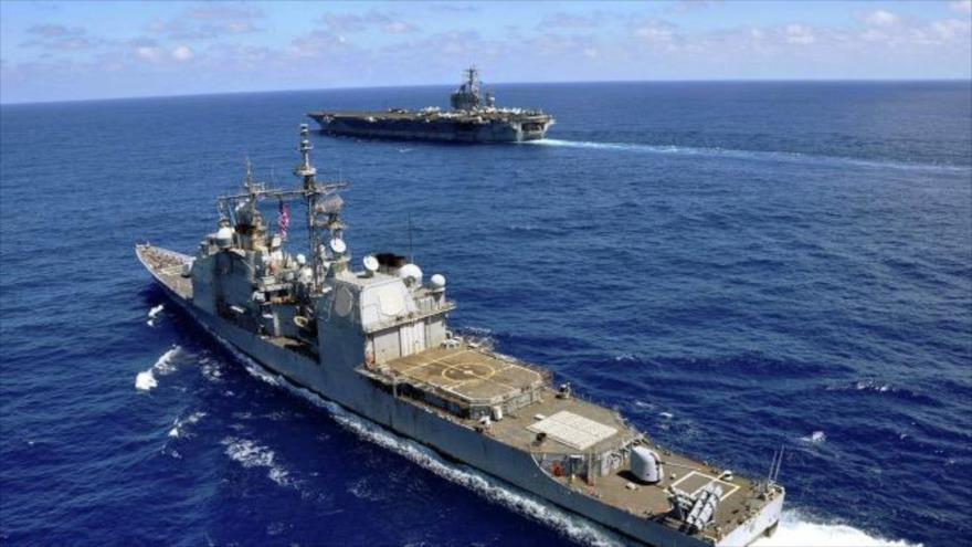 Buques de guerra estadounidenses navegando por el mar de China Meridional.