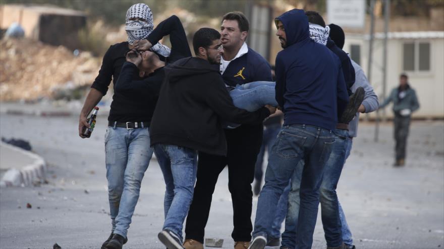 Un palestino herido en un ataque de las fuerzas israelíes en Al-Quds.