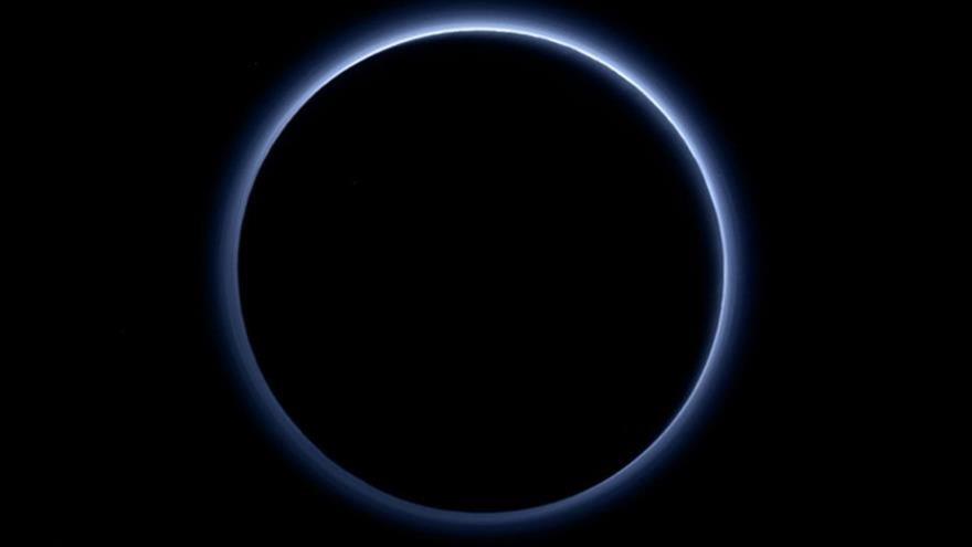 Imagen en color de una neblina azul que rodea al planeta Plutón, captada por la nave espacial New Horizons de la NASA.