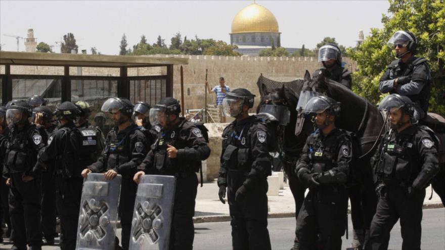 Soldados israelíes restringen la entrada de palestinos a la Mezquita Al-Aqsa.