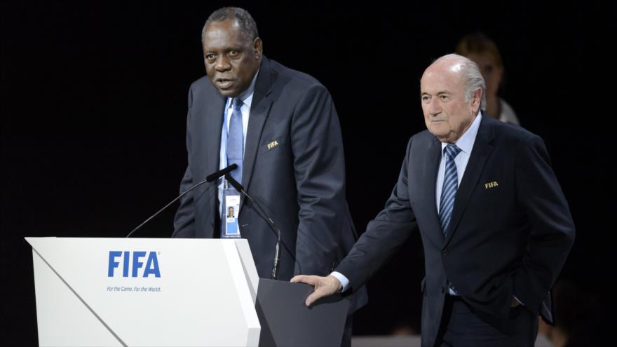 El presidente de la Confederación Africana de Fútbol (CAF) Issa Hayatou (izda.), junto con el presidente suspendido de la FIFA, Joseph Blatter. 