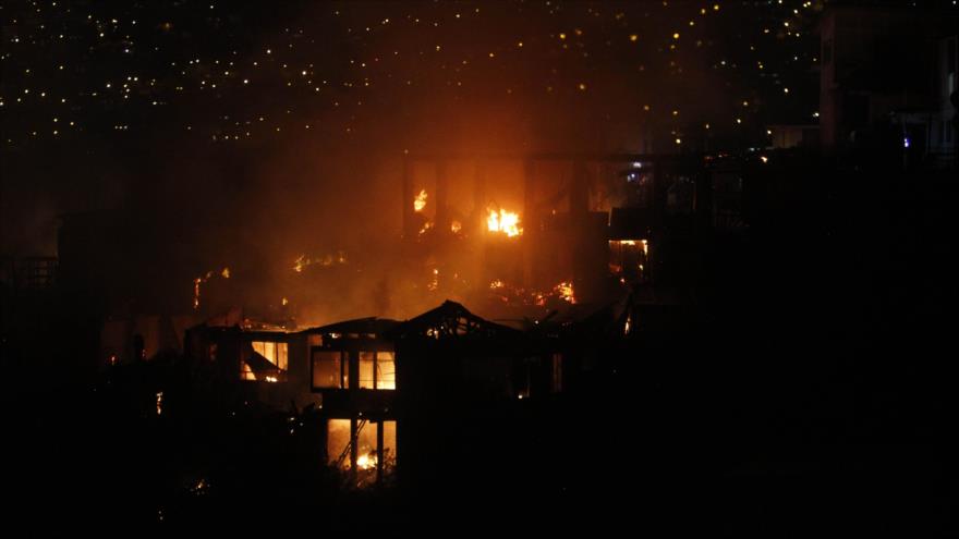 Chile declara alerta roja por incendio que afecta viviendas en Valparaíso. 8 de octubre de 2015