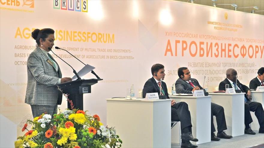 La ministra de Agricultura y Ganadería de Brasil, Kátia Abreu (izq.), durante un discurso.