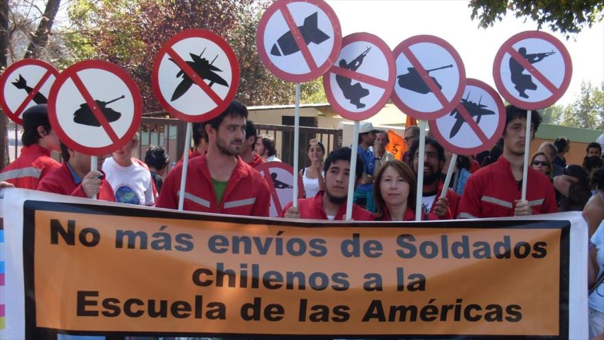 Una marcha contra envío de soldados chilenos a la Escuela de las Américas.