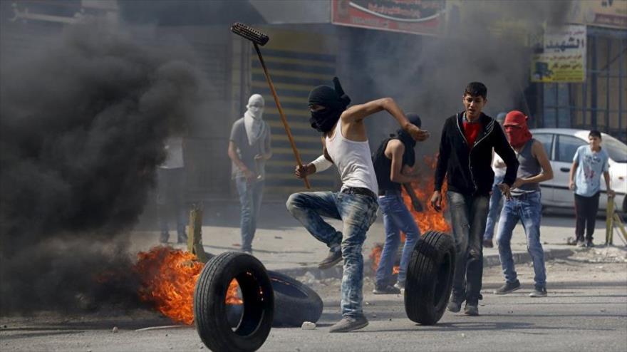Manifestantes palestinos durante un enfrentamiento con soldados israelíes.