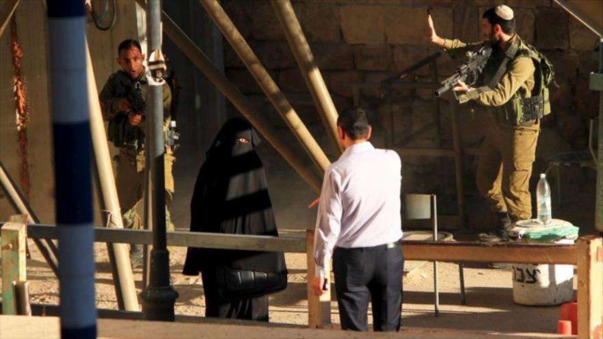 Una mujer palestina, antes de ser abatida por fuerzas israelíes.