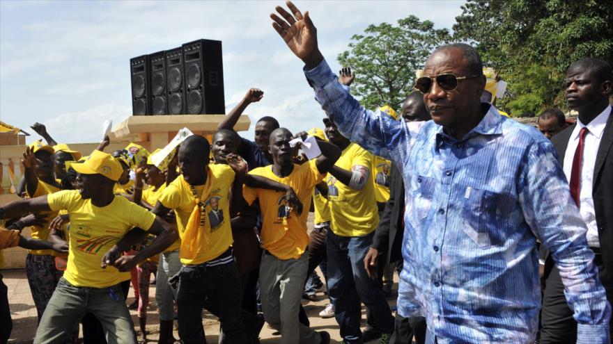 El presidente de Guinea, Alpha Condé, se presencia entre sus partidarios en Conakry, la capital. 08 de octubre de 2015