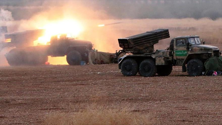 Fuerzas del Ejército sirio disparan cohetes Grad en una operación antiterrorista.