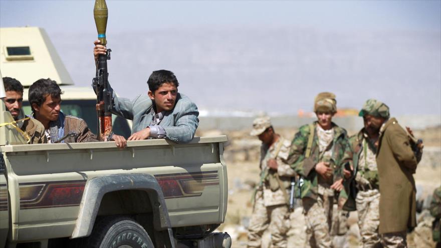 Combatientes del movimiento popular yemení Ansarolá y fuerzas del Ejército yemení.