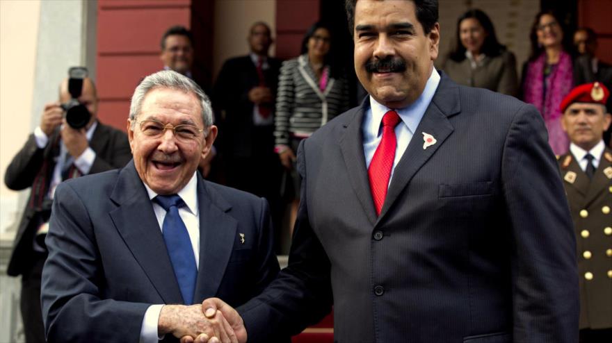 El presidente de Venezuela, Nicolás Maduro (dcha.), y su homólogo cubano, Raúl Castro.