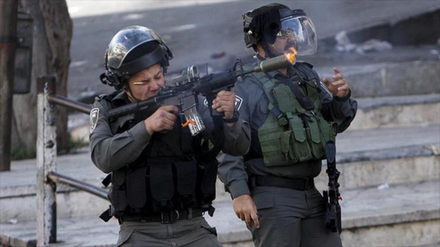 Fuerzas policiales del régimen israelí disparan balas de goma contra manifestantes palestinos.