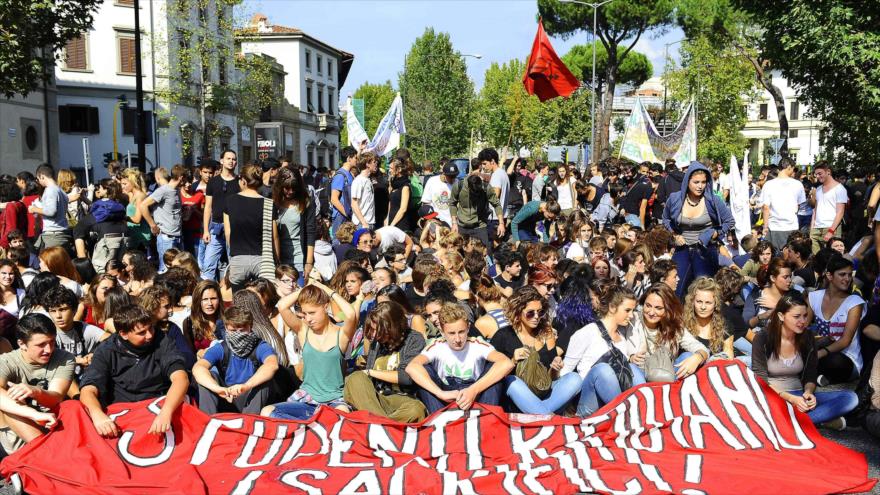 Estudiantes italianos se manifiestan contra reformas educativas.
