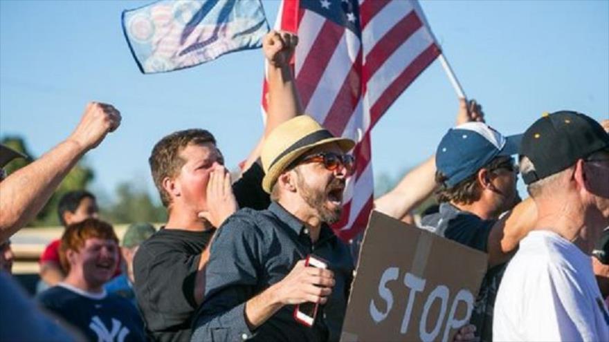 Manifestantes estadounidenses se manifiestan frente a una mezquita en Phoenix, en el estado de Arizona (suroeste).