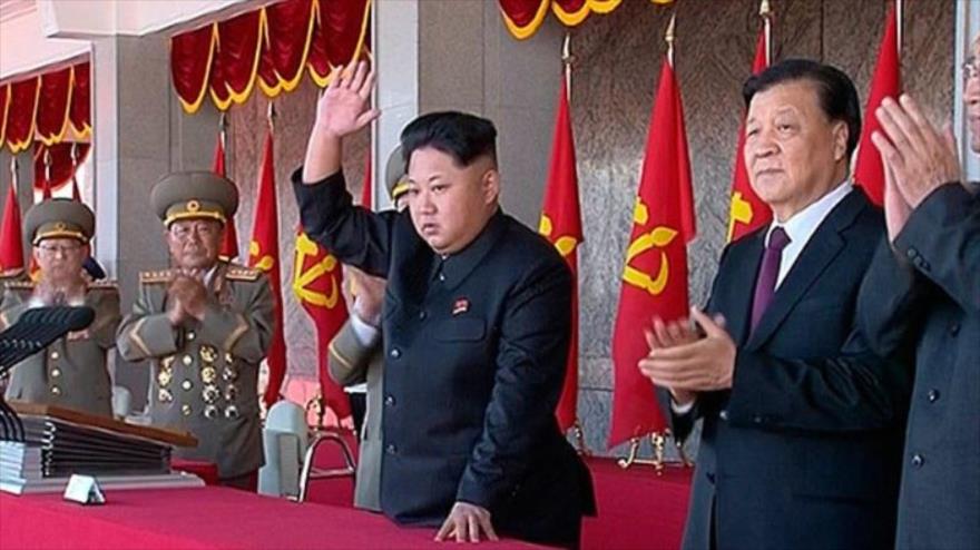 El líder norcoreano, Kim Jong-un (centro), saluda a los soldados del Ejército durante un desfile con motivo del 70º aniversario de la creación del gobernante Partido de los Trabajadores, 10 de octubre de 2015.