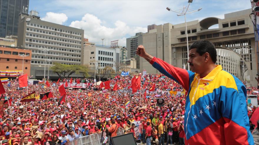Nicolás Maduro, presidente de Venezuela, entre partidarios de la Revolución.