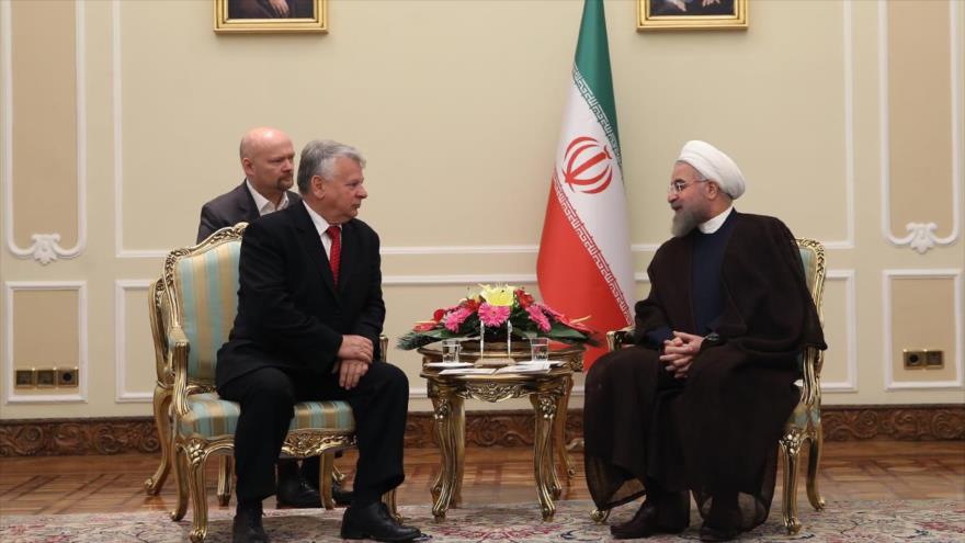 El presidente de Irán, Hasan Rohani (dcha.), se reúne con el presidente del Senado polaco, Bogdan Borusewicz (2° izqda.), en Teherán, capital iraní, 10 de octubre de 2015.