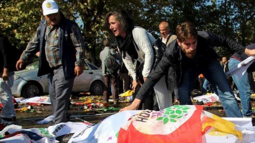 Escenario luego de que dos fuertes explosiones sacudieran la principal estación de trenes de Ankara, la capital de Turquía, 10 de octubre de 2015