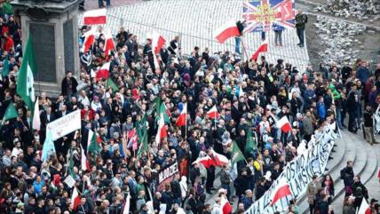 Polacos se manifiestan en contra de acogida de refugiados